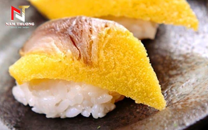Sushi cá trích ép trứng